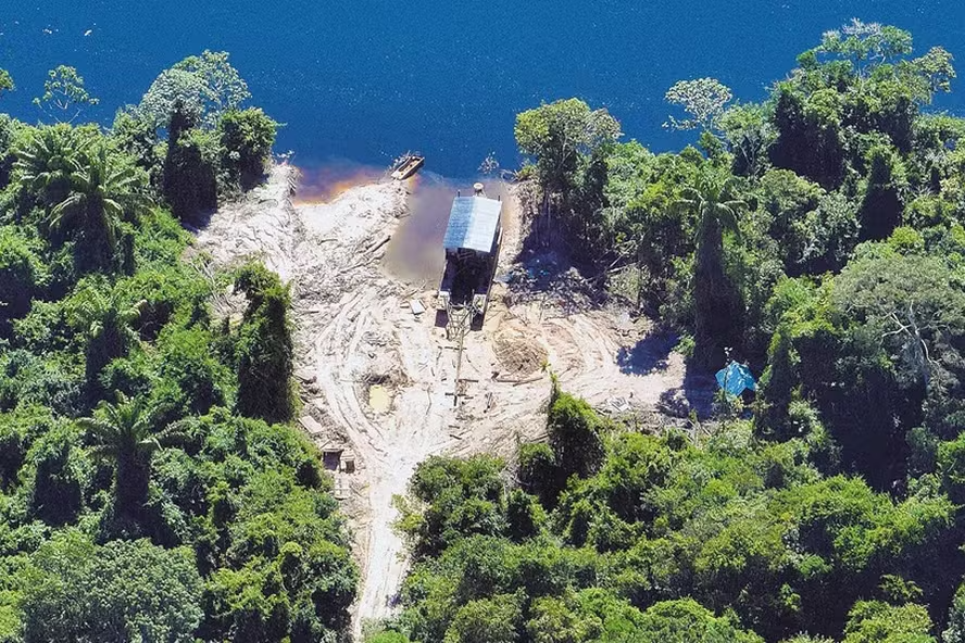 Mesmo após operações do Ibama, balsas de garimpo ilegal se espalham no Sul do Pará